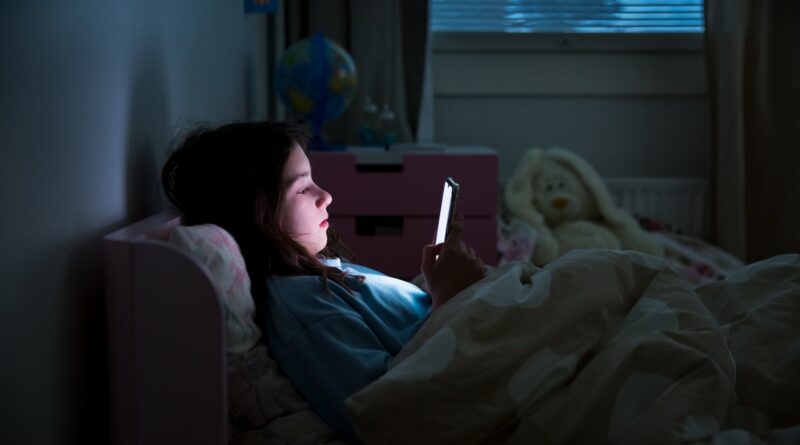 Study: Nighttime Phone Use and Past Exposure to Cyberbullying and Its Impact on Sleep and Mental Well-Being in Australian Children Aged 7 to 19. Image Credit: Aleksandra Suzi/Shutterstock.com