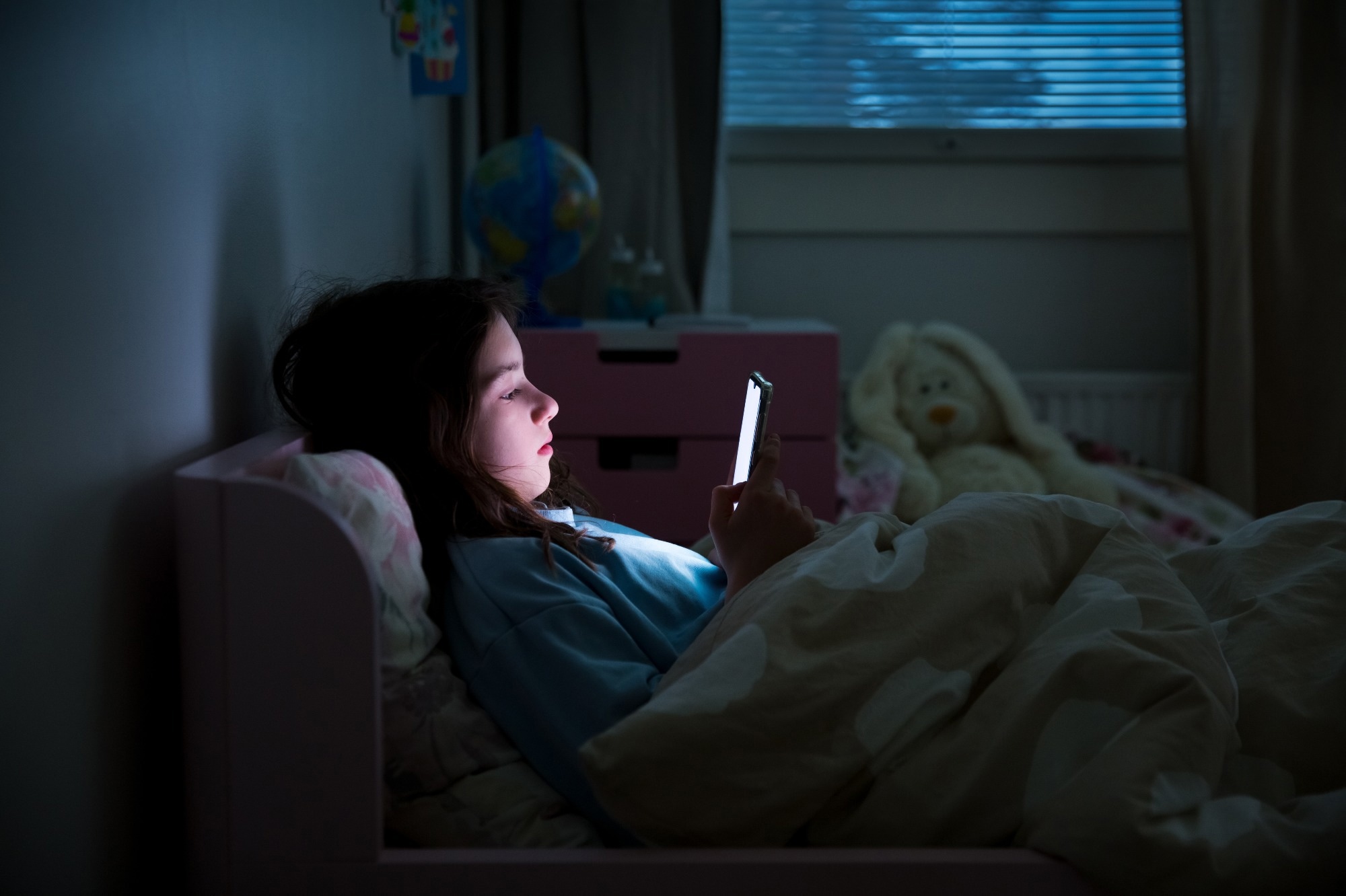 Study: Nighttime Phone Use and Past Exposure to Cyberbullying and Its Impact on Sleep and Mental Well-Being in Australian Children Aged 7 to 19. Image Credit: Aleksandra Suzi/Shutterstock.com